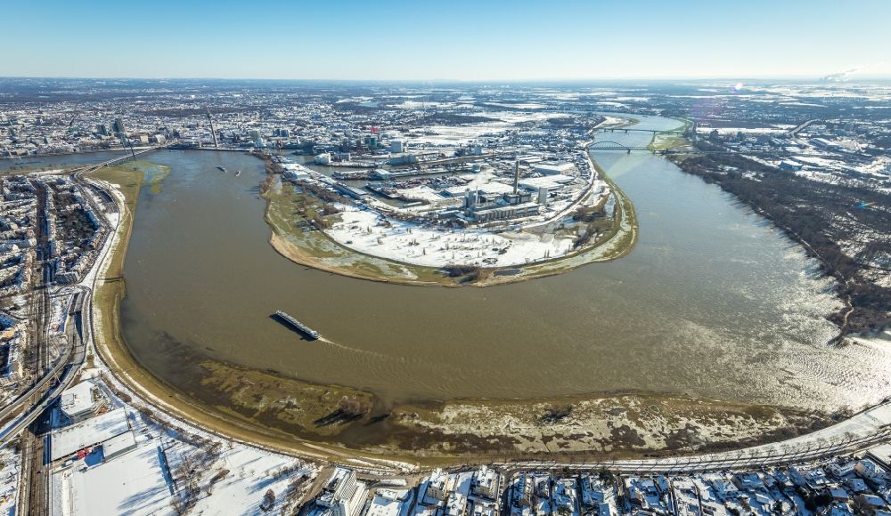 Düsseldorf from above - Wintry snowy curved loop of the riparian zones on the course of the river Rhine in Duesseldorf in the state North Rhine-Westphalia, Germany