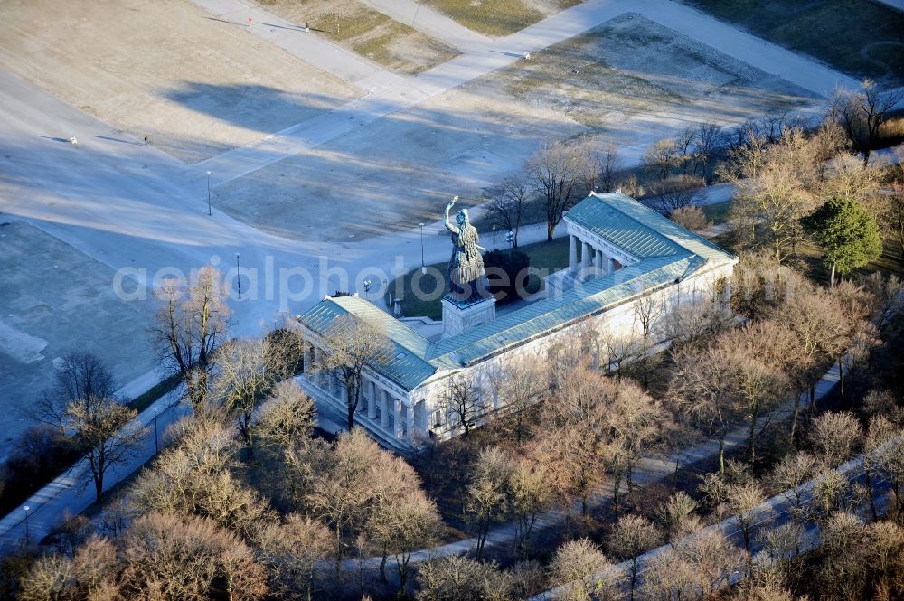 Aerial photograph München - Wintry snowy Hall of Fame and the bronze statue Bavaria on the edge of the Theresienwiese in Munich Schwanthalerhoehe in the state of Bavaria