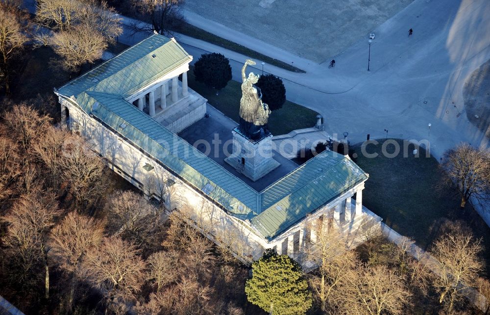 Aerial image München - Wintry snowy Hall of Fame and the bronze statue Bavaria on the edge of the Theresienwiese in Munich Schwanthalerhoehe in the state of Bavaria
