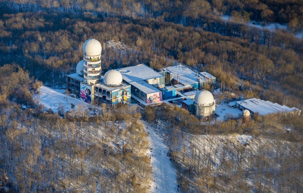 Berlin from the bird's eye view: Wintry snowy ruins of the former American military interception and radar system on the Teufelsberg in Berlin - Charlottenburg