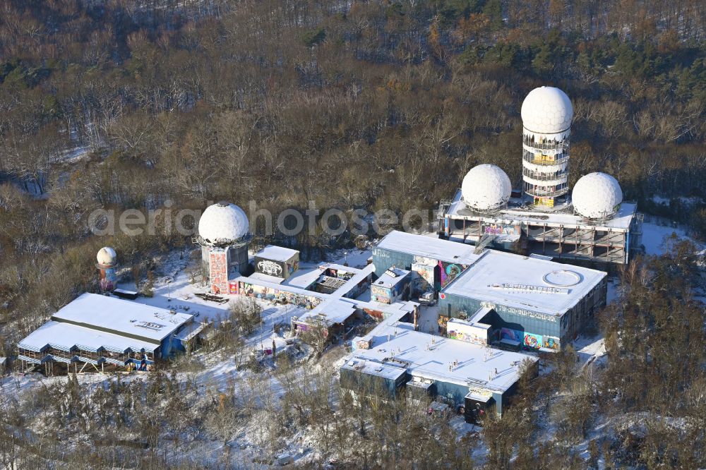 Aerial image Berlin - Wintry snowy ruins of the former American military interception and radar system on the Teufelsberg in Berlin - Charlottenburg
