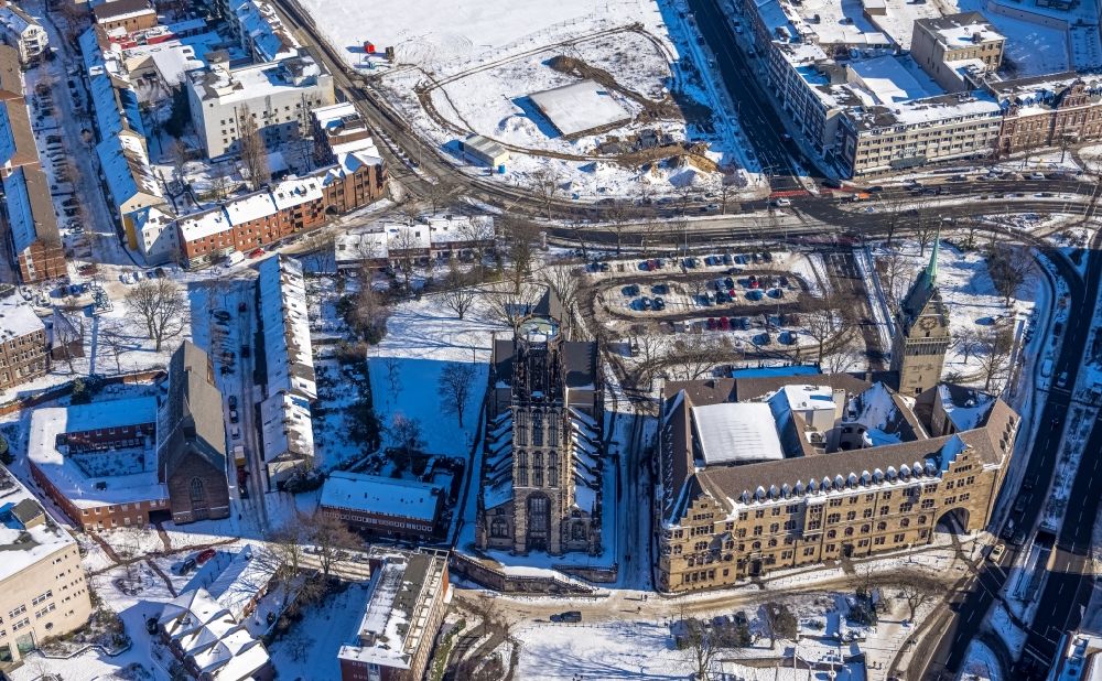Aerial photograph Duisburg - Wintry snowy town Salvator church and Hall building of the city administration in Duisburg in the state North Rhine-Westphalia, Germany