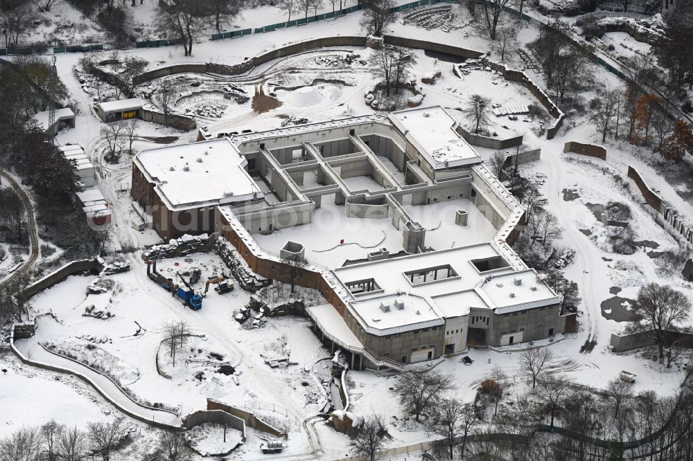 Aerial photograph Berlin - Wintry snowy construction site for reconstruction and modernization and renovation of a building Pachyderm house in the zoo on street Am Tierpark in the district Friedrichsfelde in Berlin, Germany