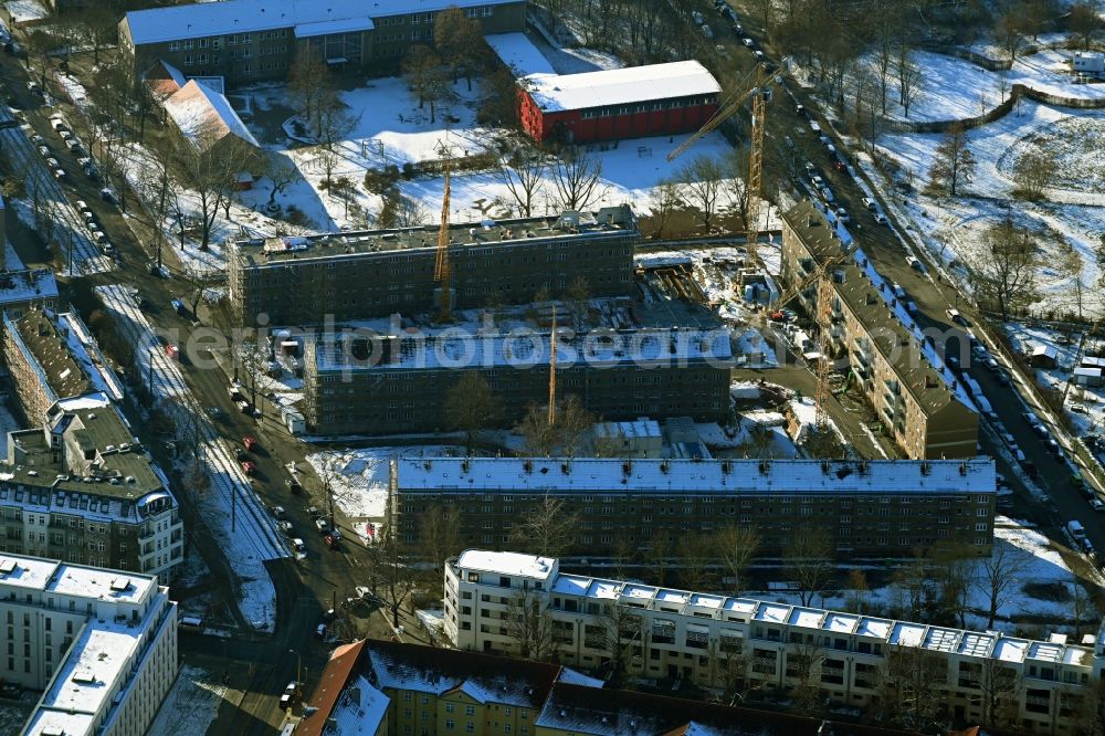 Aerial photograph Berlin - Wintry snowy refurbishment and modernization of a terraced apartment complex between Wolfshagener Strasse and Stiftsweg in the district Pankow in Berlin, Germany