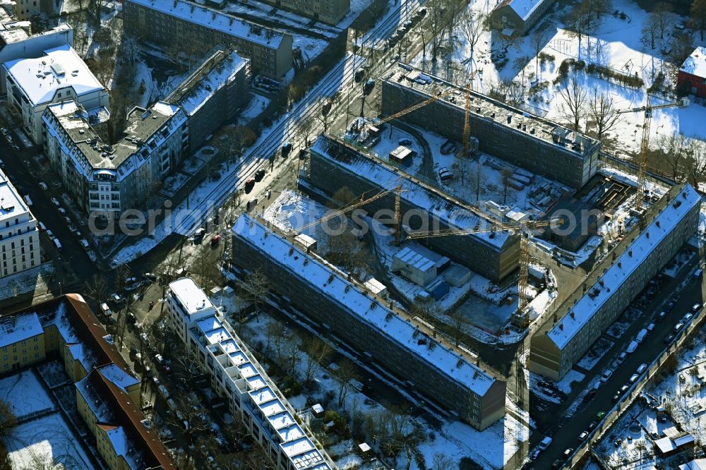 Aerial photograph Berlin - Wintry snowy refurbishment and modernization of a terraced apartment complex between Wolfshagener Strasse and Stiftsweg in the district Pankow in Berlin, Germany