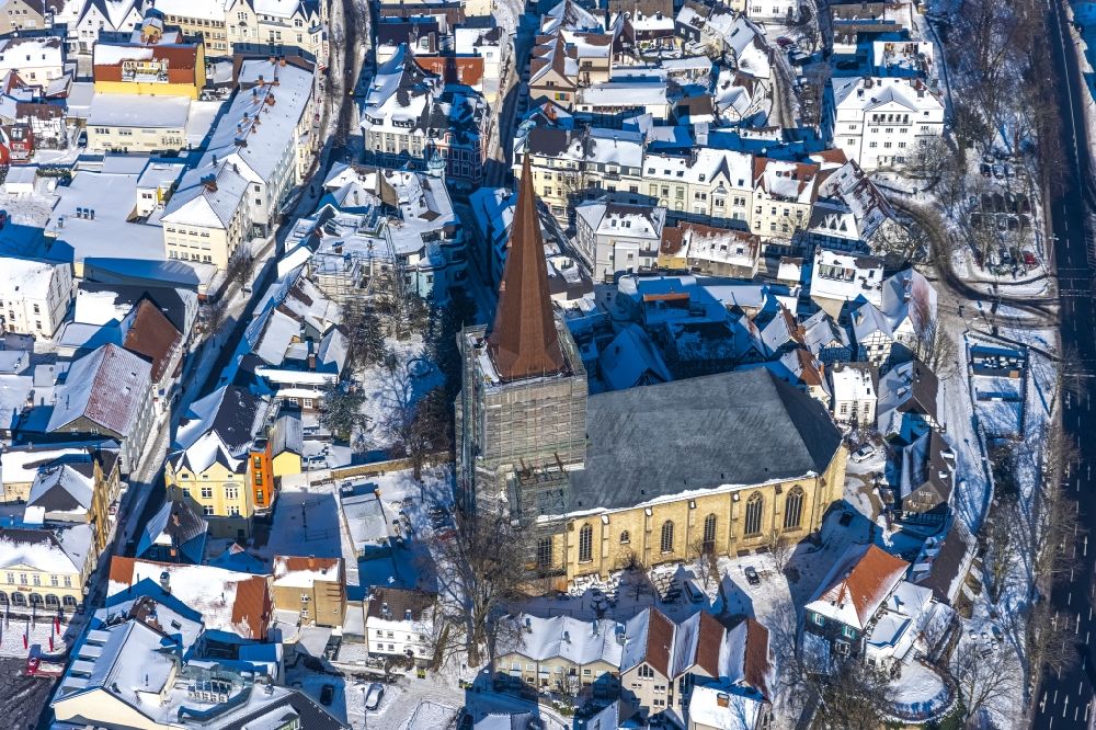 Unna from above - Wintry snowy renovation work on the church building Evangelische Stadtkirche in Unna in the federal state of North Rhine-Westphalia, Germany
