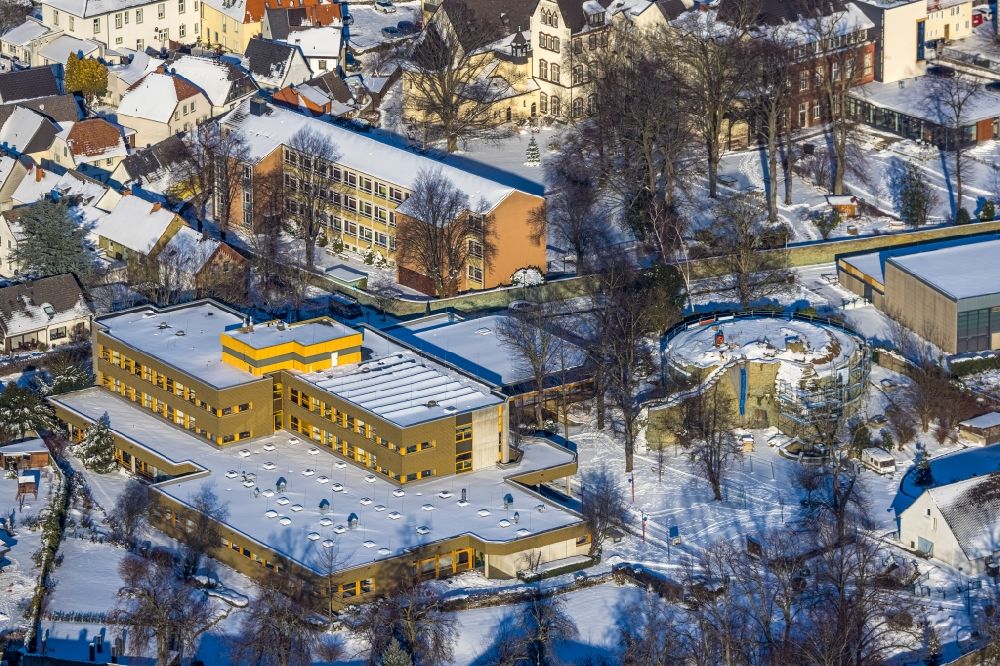 Aerial photograph Werl - Wintry snowy aerial view of the renovation work on the ruins of the former electoral town palace at the Ursulinengymnasium Ursulinenrealschule in Werl in the German state of North Rhine-Westphalia, Germany
