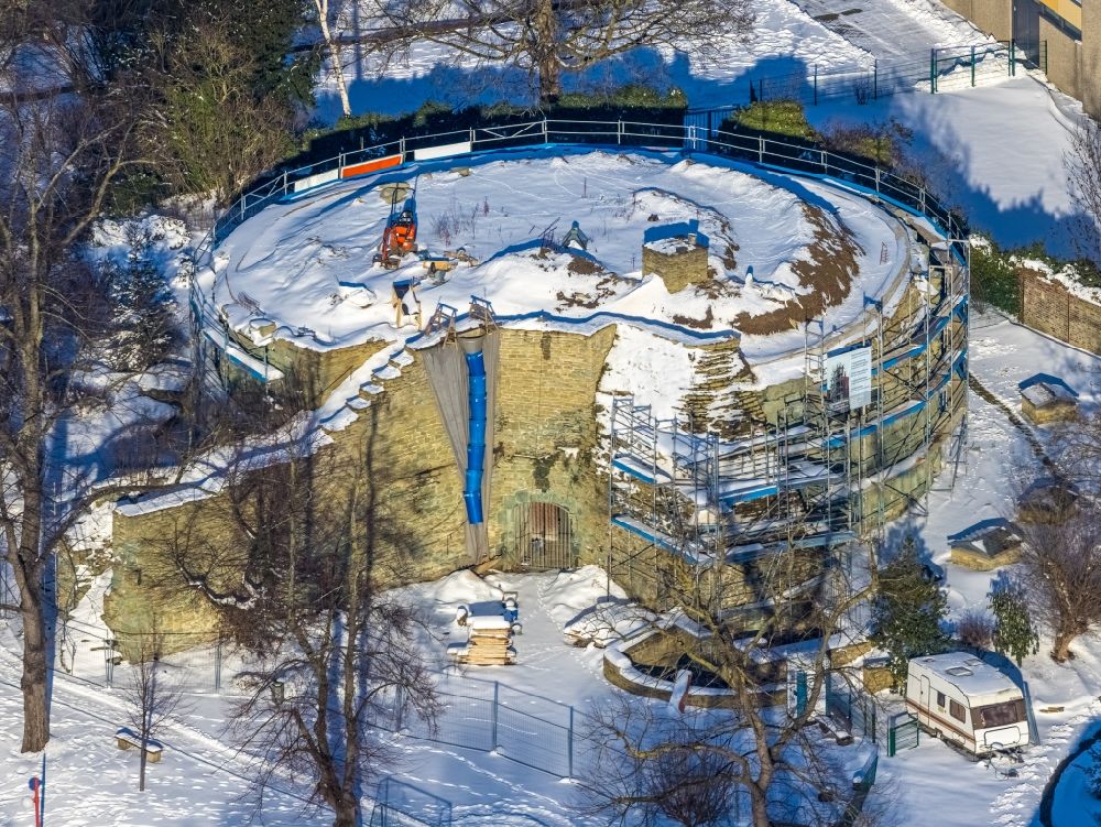 Aerial image Werl - Wintry snowy aerial view of the renovation work on the ruins of the former electoral town palace at the Ursulinengymnasium Ursulinenrealschule in Werl in the German state of North Rhine-Westphalia, Germany