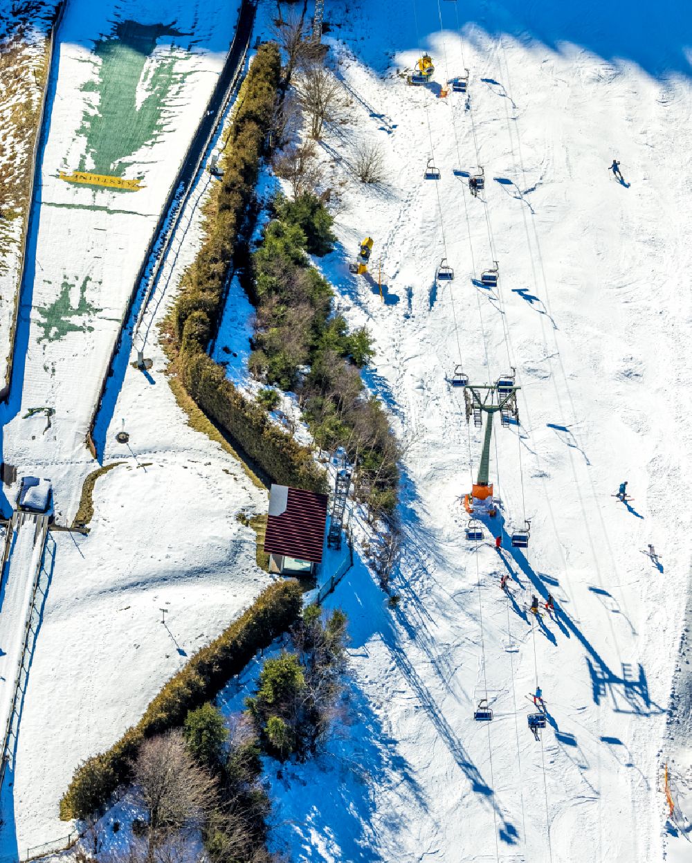 Aerial photograph Winterberg - Wintry snowy the Sankt Georg ski-jumping hill on street Am Waltenberg in Winterberg at Sauerland in the state North Rhine-Westphalia