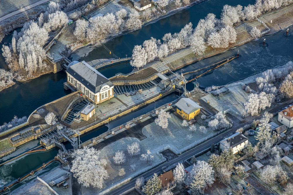 Hamm from above - Wintry snowy locks - plants on the banks of the waterway of the Datteln-Hamm-Kanal on street An der Schleuse in Hamm at Ruhrgebiet in the state North Rhine-Westphalia, Germany