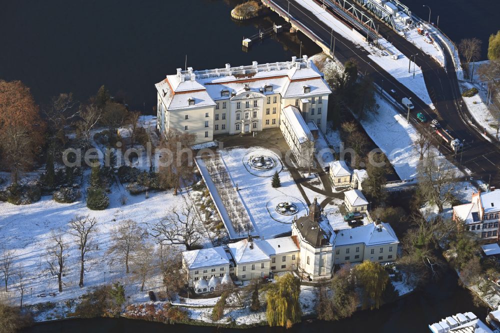 Aerial photograph Berlin - Wintry snowy palace Koepenick on the banks of Dahme in the district Koepenick in Berlin, Germany