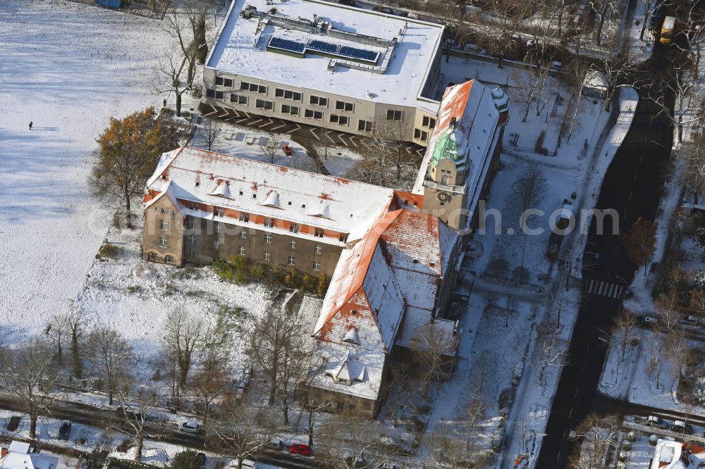 Aerial image Berlin - Wintry snowy school building of the Arndt-Gymnasium Dahlem on Koenigin-Luise-Strasse in the district Dahlem in Berlin