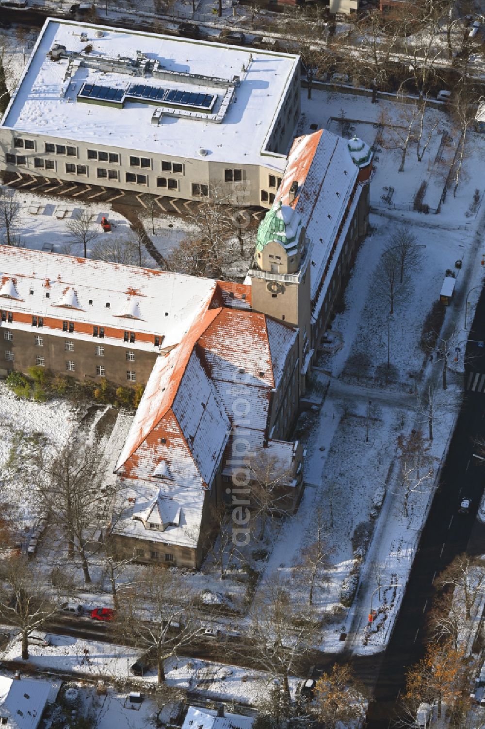 Aerial photograph Berlin - Wintry snowy school building of the Arndt-Gymnasium Dahlem on Koenigin-Luise-Strasse in the district Dahlem in Berlin