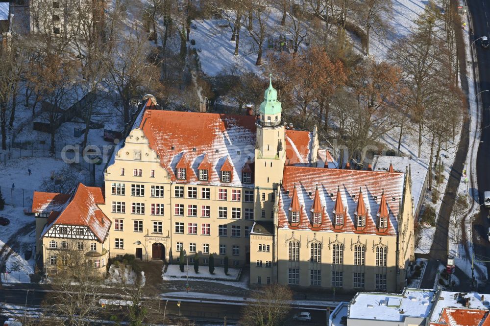 Aerial photograph Berlin - Wintry snowy school building of the BEST-Sabel-Oberschule on Lindenstrasse in the district Koepenick in Berlin