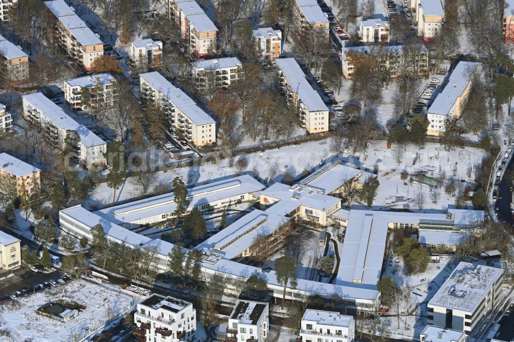 Aerial photograph Berlin - Wintry snowy school building of the Biesalski Schule on street Huettenweg in the district Dahlem in Berlin, Germany