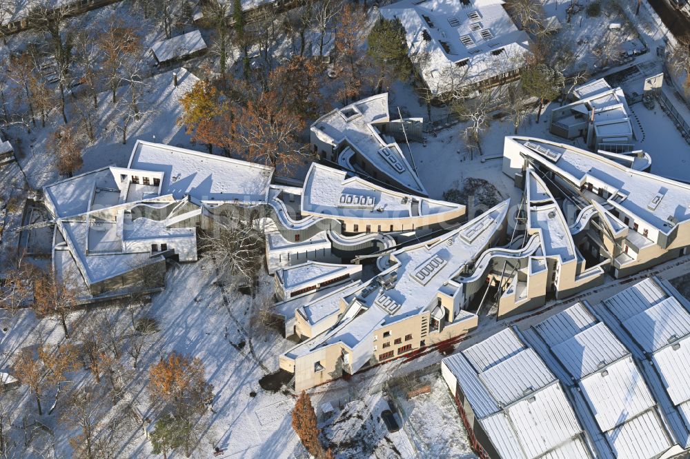 Aerial photograph Berlin - Wintry snowy school building of the Heinz-Galinski-Schule Charlottenburg in the district Westend in Berlin, Germany