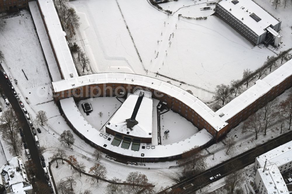 Aerial photograph Berlin - Wintry snowy school building of the Max-Taut-Schule on street Fischerstrasse in the district Rummelsburg in Berlin, Germany