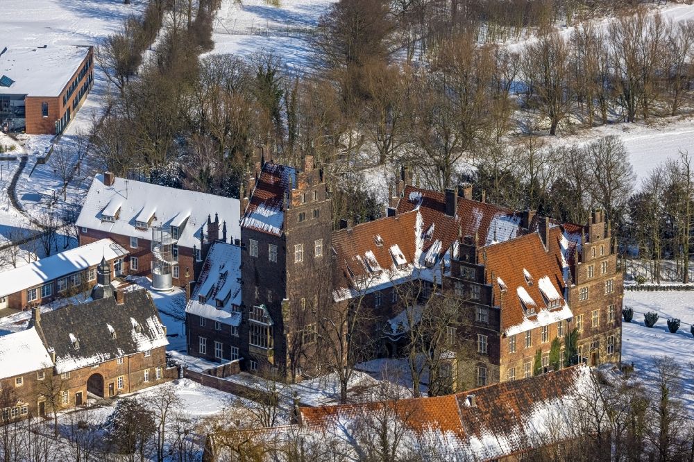 Aerial image Hamm - Wintry snowy school building of the castle Heessen with Wolfgang Gerbere school and boarding school in the district Heessen in Hamm in the state North Rhine-Westphalia, Germany
