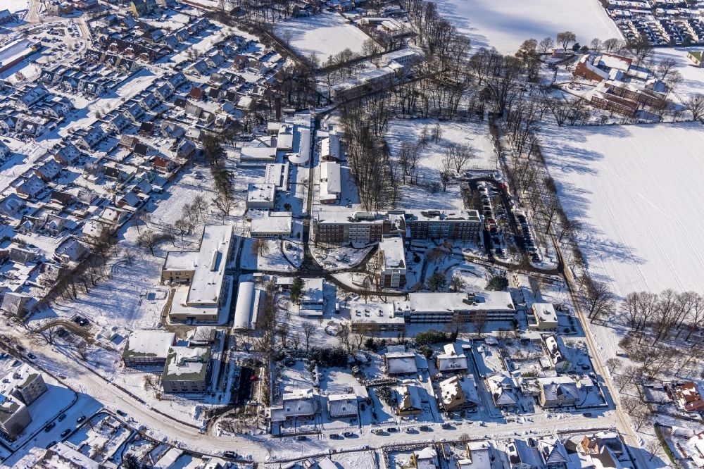 Aerial photograph Hamm - Wintry snowy school building of the Schule im Heithof in the Heithofer Allee in Hamm at Ruhrgebiet in the state North Rhine-Westphalia, Germany
