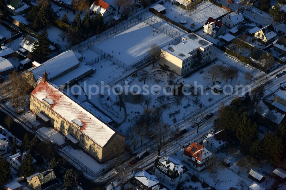 Berlin from above - Wintry snowy School building and sports field Ulmen-Grundschule in the district Kaulsdorf in Berlin, Germany