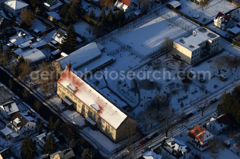Berlin from the bird's eye view: Wintry snowy School building and sports field Ulmen-Grundschule in the district Kaulsdorf in Berlin, Germany