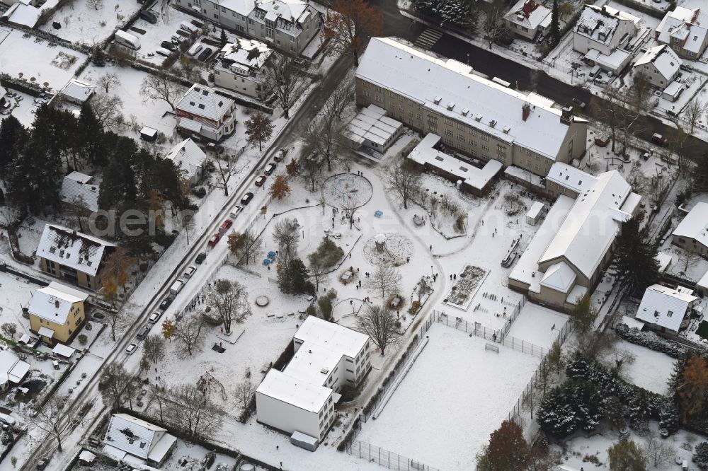 Aerial photograph Berlin - Wintry snowy school building and sports field Ulmen-Grundschule in the district Kaulsdorf in Berlin, Germany