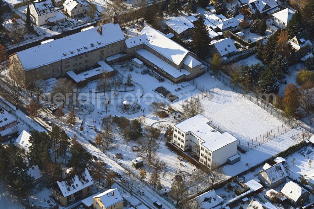 Aerial image Berlin - Wintry snowy school building and sports field Ulmen-Grundschule in the district Kaulsdorf in Berlin, Germany