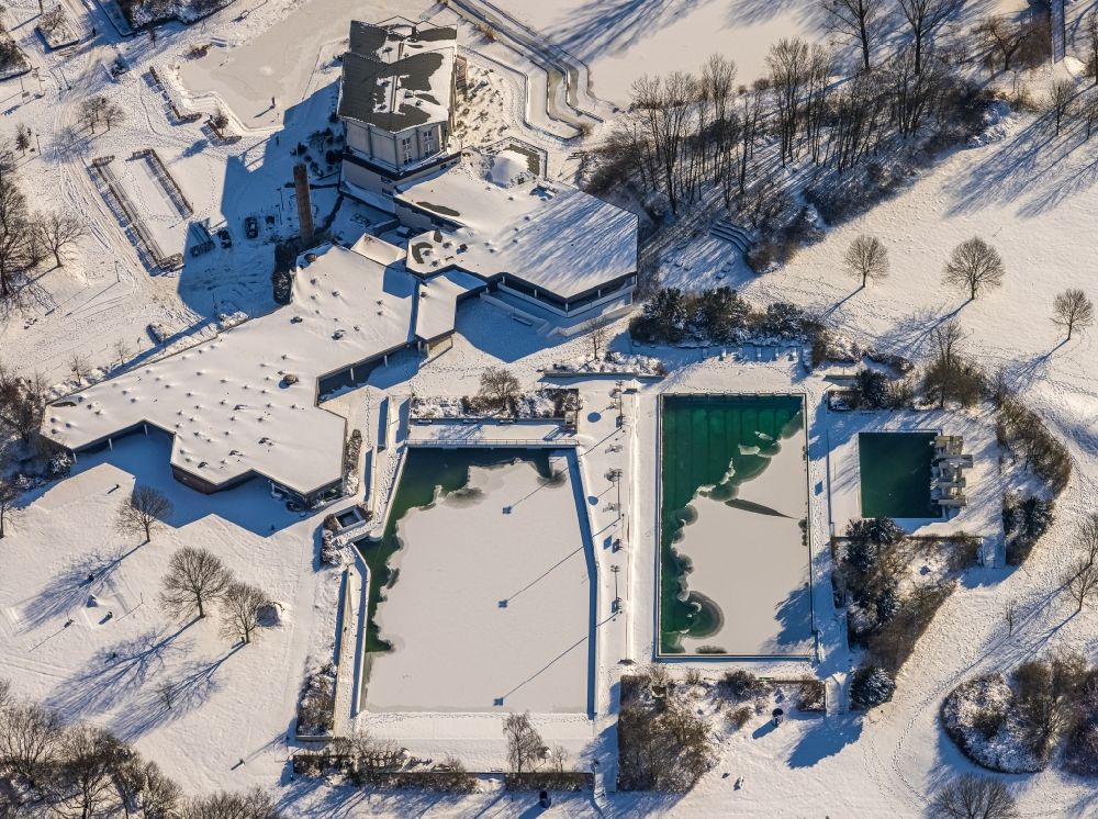 Hamm from above - Wintry snowy swimming pool of the Freibad Selbachpark on Kamener Strasse in the district Pelkum in Hamm at Ruhrgebiet in the state North Rhine-Westphalia, Germany