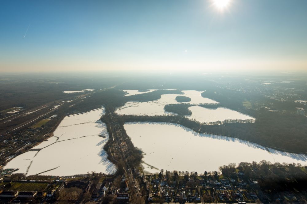 Aerial photograph Duisburg - Wintry snowy Waterfront landscape on the lake Sechs-Seen-Platte in the district Wedau in Duisburg at Ruhrgebiet in the state North Rhine-Westphalia, Germany