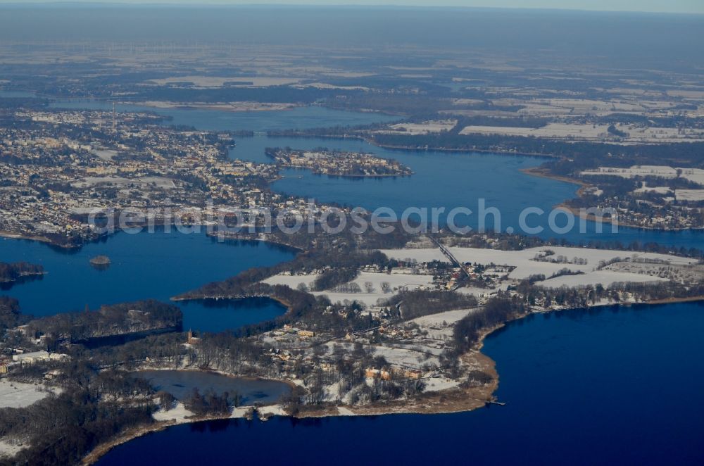 Aerial image Werder (Havel) - Wintry snowy waterfront landscape on the lake Glindower See - Havel in Werder (Havel) in the state Brandenburg, Germany
