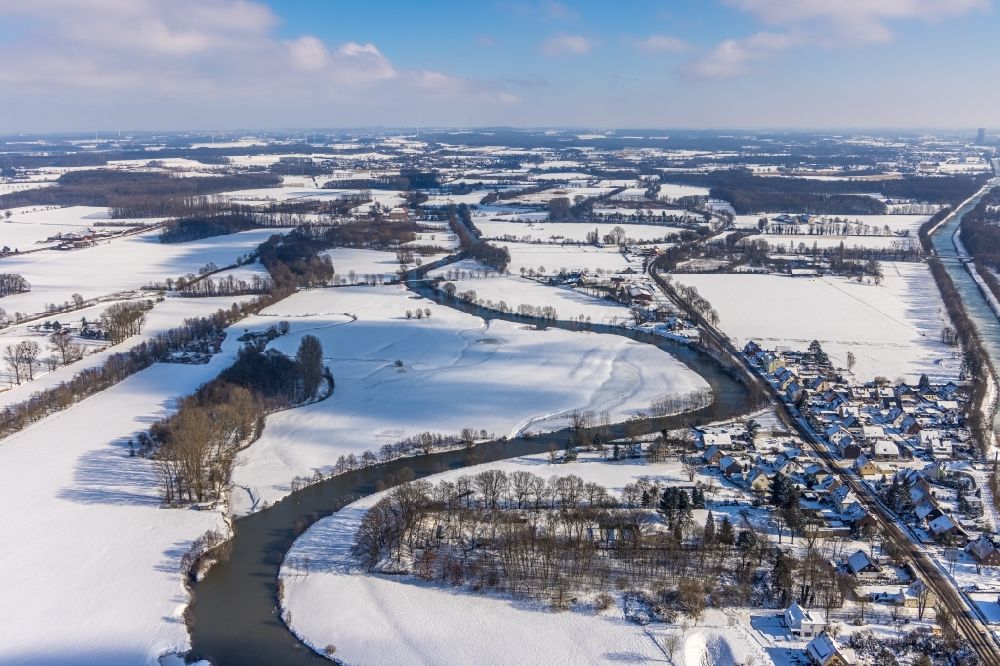 Aerial photograph Hamm - Wintry snowy meandering, serpentine curve of river Lippe in the field landscape along the Lippestrasse in the district Heessen in Hamm at Ruhrgebiet in the state North Rhine-Westphalia, Germany