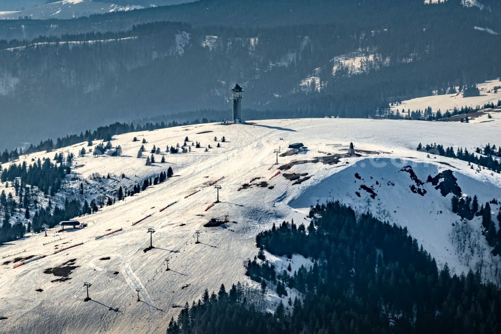 Aerial photograph Feldberg (Schwarzwald) - Wintry snowy chairlift and ski lift in the winter sports area Seebuck on the highest mountain in the Black Forest, in Feldberg (Schwarzwald) in the state Baden-Wuerttemberg, Germany