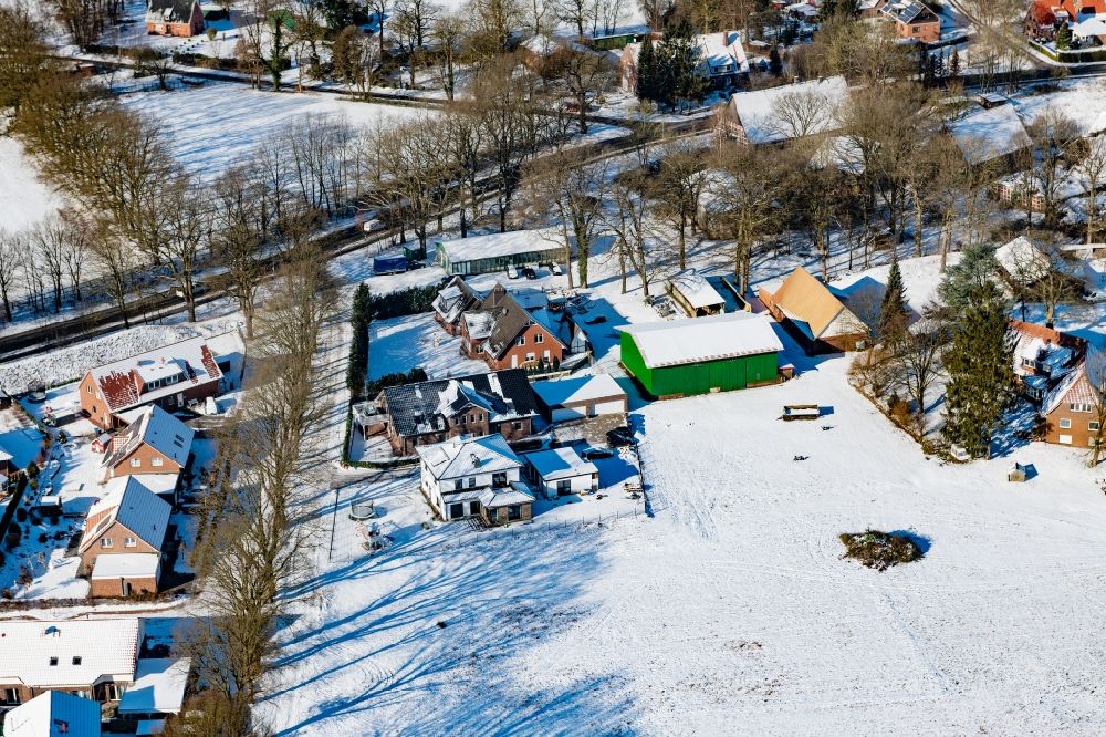 Stade from the bird's eye view: Wintry snowy the district Riensfoerde in Stade in the state Lower Saxony, Germany