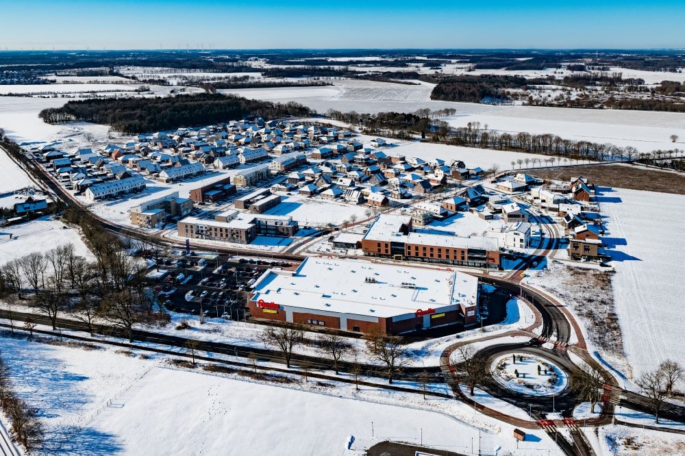 Stade from above - Wintry snowy the district Riensfoerde in Stade in the state Lower Saxony, Germany