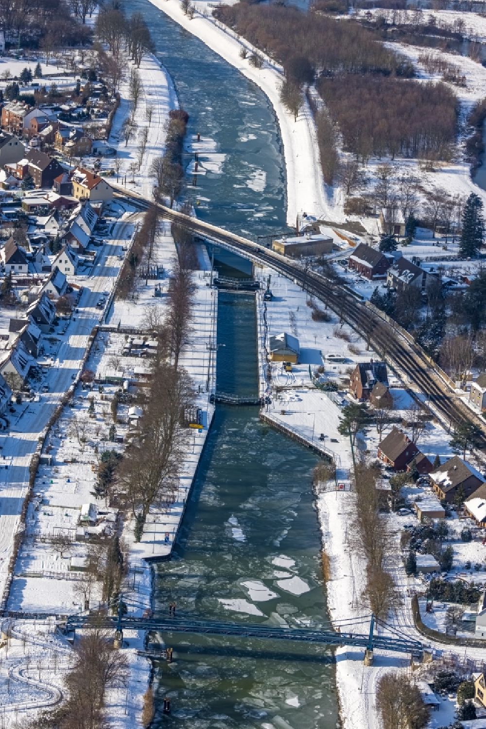 Hamm from the bird's eye view: Wintry snowy barrage lock system Schleuse Werries on the Datteln-Hamm Canal in Hamm in the Ruhr area in the state North Rhine-Westphalia, Germany