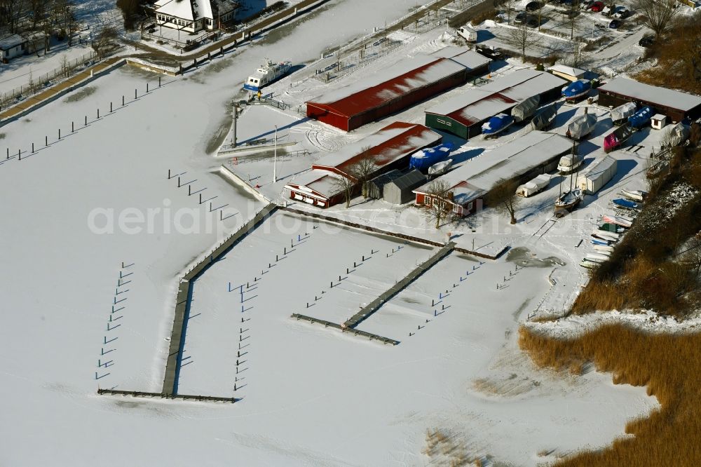 Aerial photograph Wustrow - Wintry snowy pleasure boat marina with docks and moorings on the shore area in Wustrow in the state Mecklenburg - Western Pomerania