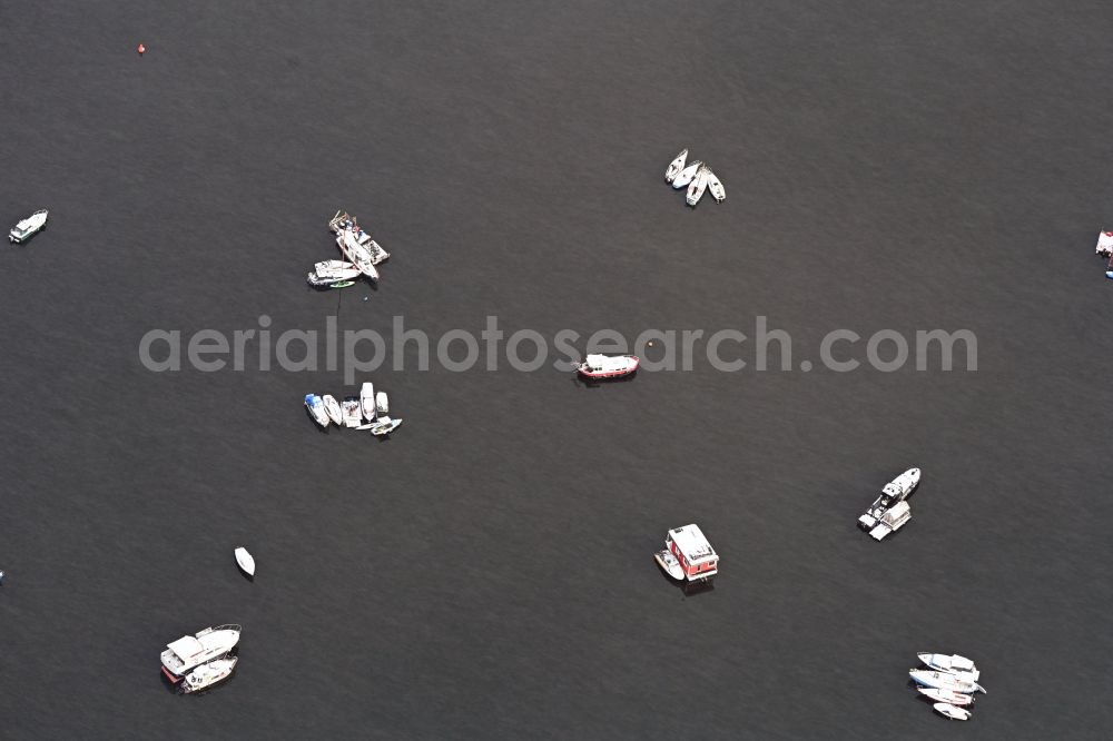 Berlin from the bird's eye view: Winter snow-covered pleasure boats, houseboats and sailing ships water surface of the lake Rummelsburger See on the street An der Bucht in Berlin, Germany