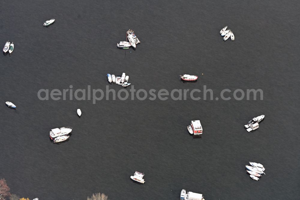 Aerial image Berlin - Winter snow-covered pleasure boats, houseboats and sailing ships water surface of the lake Rummelsburger See on the street An der Bucht in Berlin, Germany