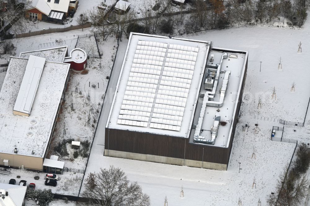 Aerial photograph Berlin - Wintry snowy sports hall Typensporthalle (TSH) on street Heerstrasse - Bergedorfer Strasse in the district Kaulsdorf in Berlin, Germany