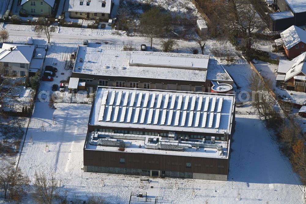 Aerial image Berlin - Wintry snowy sports hall Typensporthalle (TSH) on street Heerstrasse - Bergedorfer Strasse in the district Kaulsdorf in Berlin, Germany