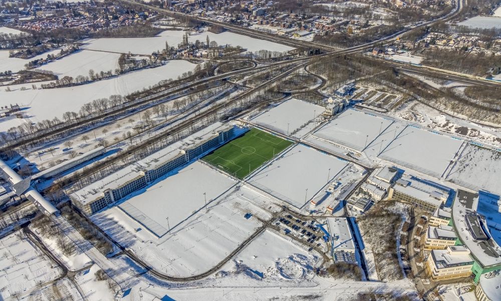 Gelsenkirchen from the bird's eye view: Wintry snowy ensemble of sports grounds of FC Gelsenkirchen-Schalke 04 e.V. between the Ernst-Kuzorra-Weg and of the Parkallee in the district Gelsenkirchen-Ost in Gelsenkirchen at Ruhrgebiet in the state North Rhine-Westphalia, Germany