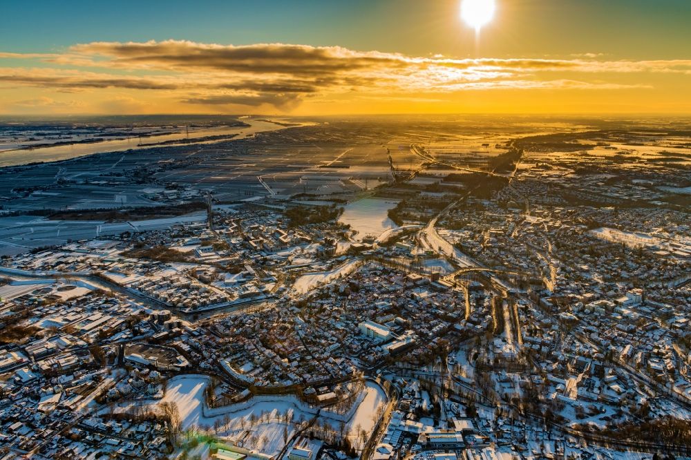 Aerial photograph Stade - Wintry, snow-covered city view in sunrise of the inner city area to Campe in Stade in the state Lower Saxony, Germany