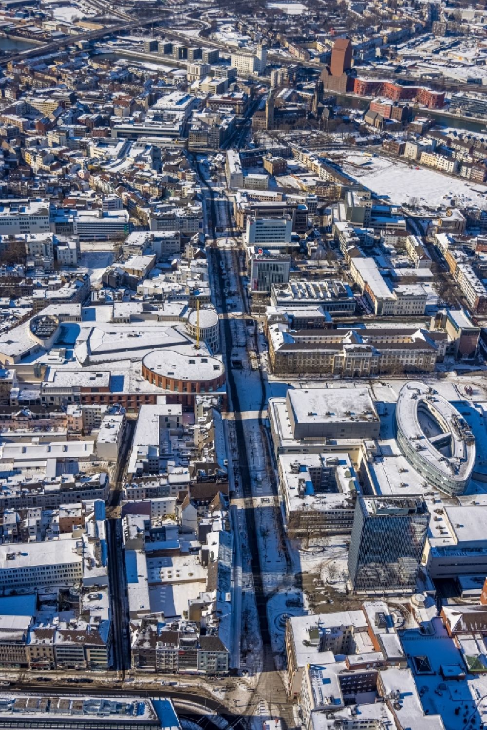 Duisburg from the bird's eye view: Wintry snowy city view on down town along the Koenigstrasse in the district Dellviertel in Duisburg at Ruhrgebiet in the state North Rhine-Westphalia, Germany