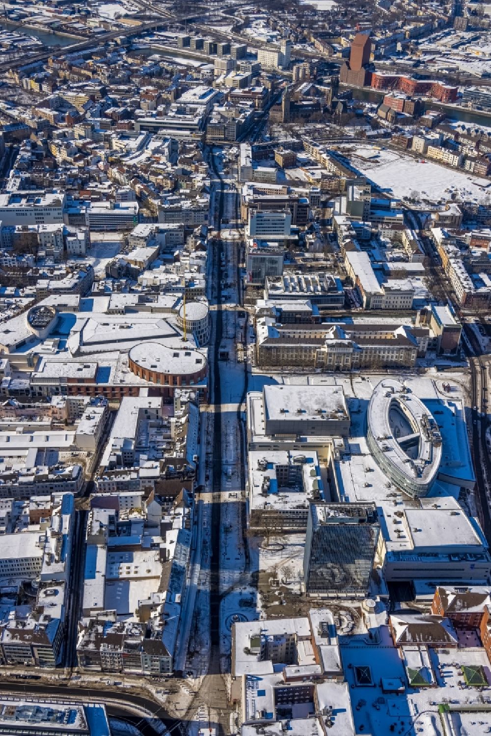 Aerial image Duisburg - Wintry snowy city view on down town along the Koenigstrasse in the district Dellviertel in Duisburg at Ruhrgebiet in the state North Rhine-Westphalia, Germany