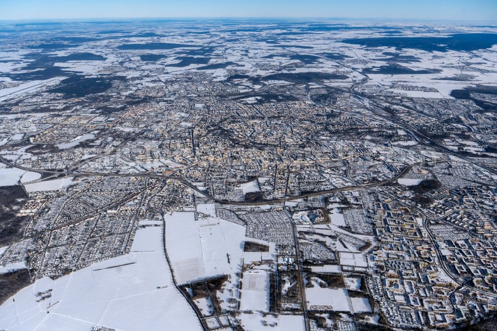Braunschweig from the bird's eye view: Wintry snowy city view on down town in the district Innenstadt in Brunswick in the state Lower Saxony, Germany