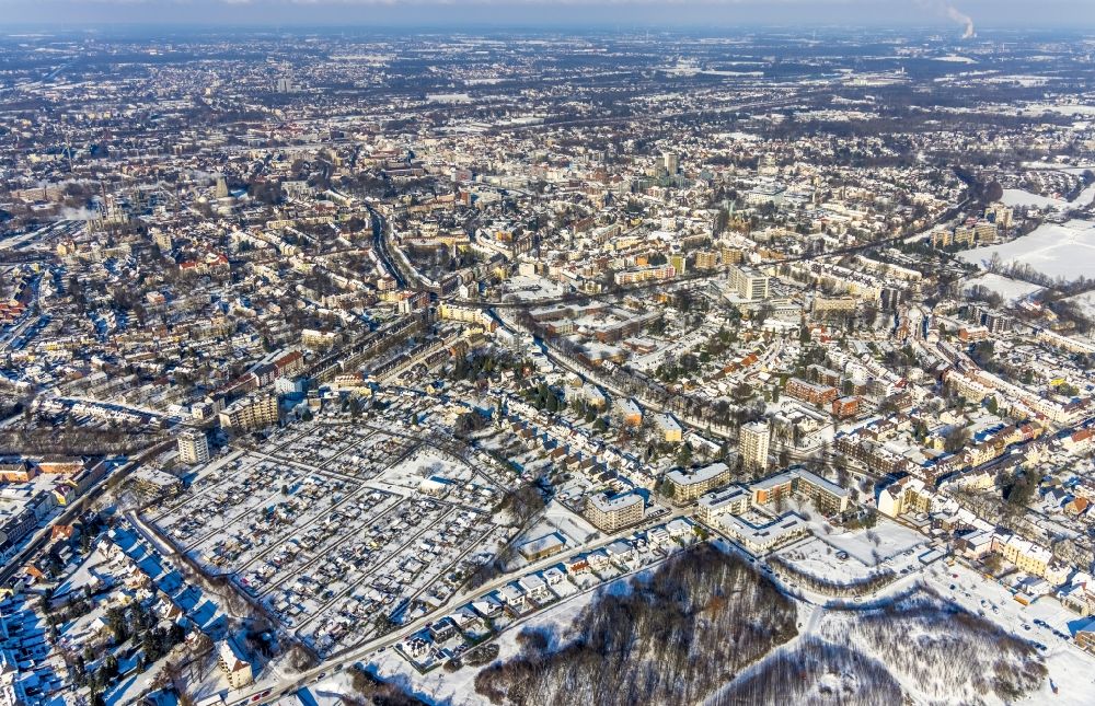 Aerial photograph Herne - Wintry snowy city view on down town at the Strasse des Bohrhammers - Bochumer Strasse - Flottmannstrasse in Herne at Ruhrgebiet in the state North Rhine-Westphalia, Germany