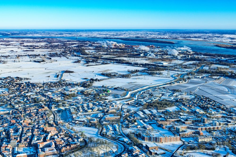 Stade from the bird's eye view: Wintry snowy city view on down town in Stade in the state Lower Saxony, Germany