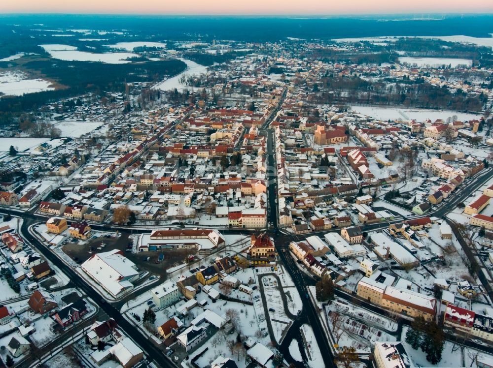 Aerial photograph Zehdenick - Wintry snowy downtown area and adjacent urban areas with streets and houses of the residential areas in Zehdenick in the state Brandenburg, Germany