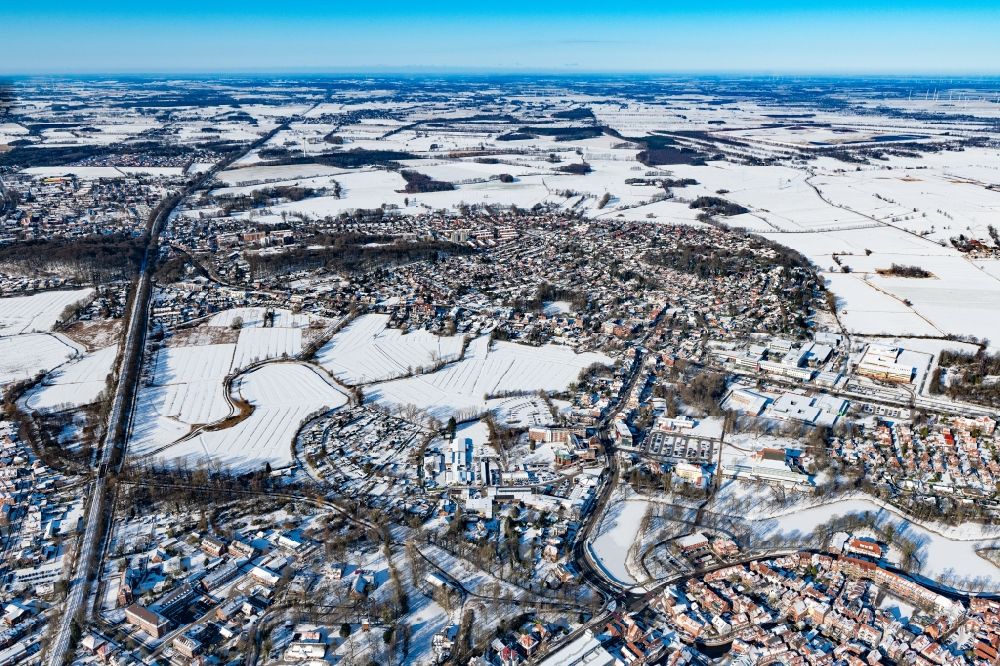 Stade from the bird's eye view: Wintry snowy cityscape of the district Hohenwedel in Stade in the state Lower Saxony, Germany