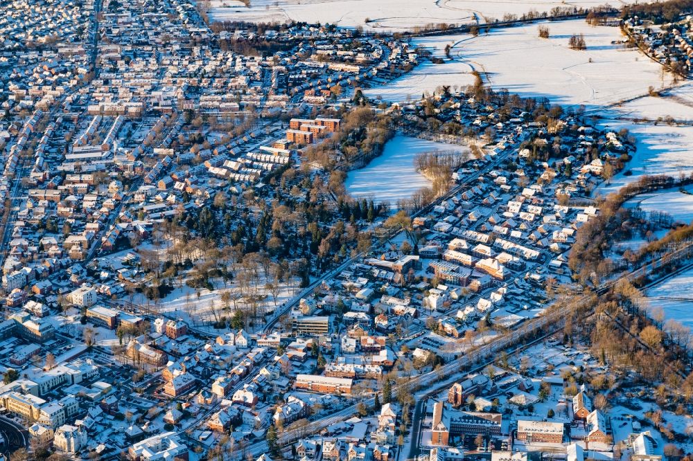 Stade from the bird's eye view: Winterly snow-covered and frozen Horstsee in the urban area Kopenkamp in Stade in the state Lower Saxony, Germany